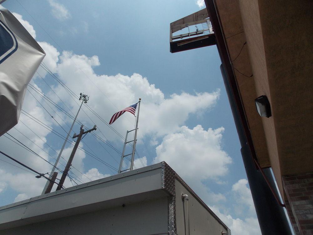 Econo Lodge Inn & Suites Downtown San Antonio Riverwalk Area Exterior photo