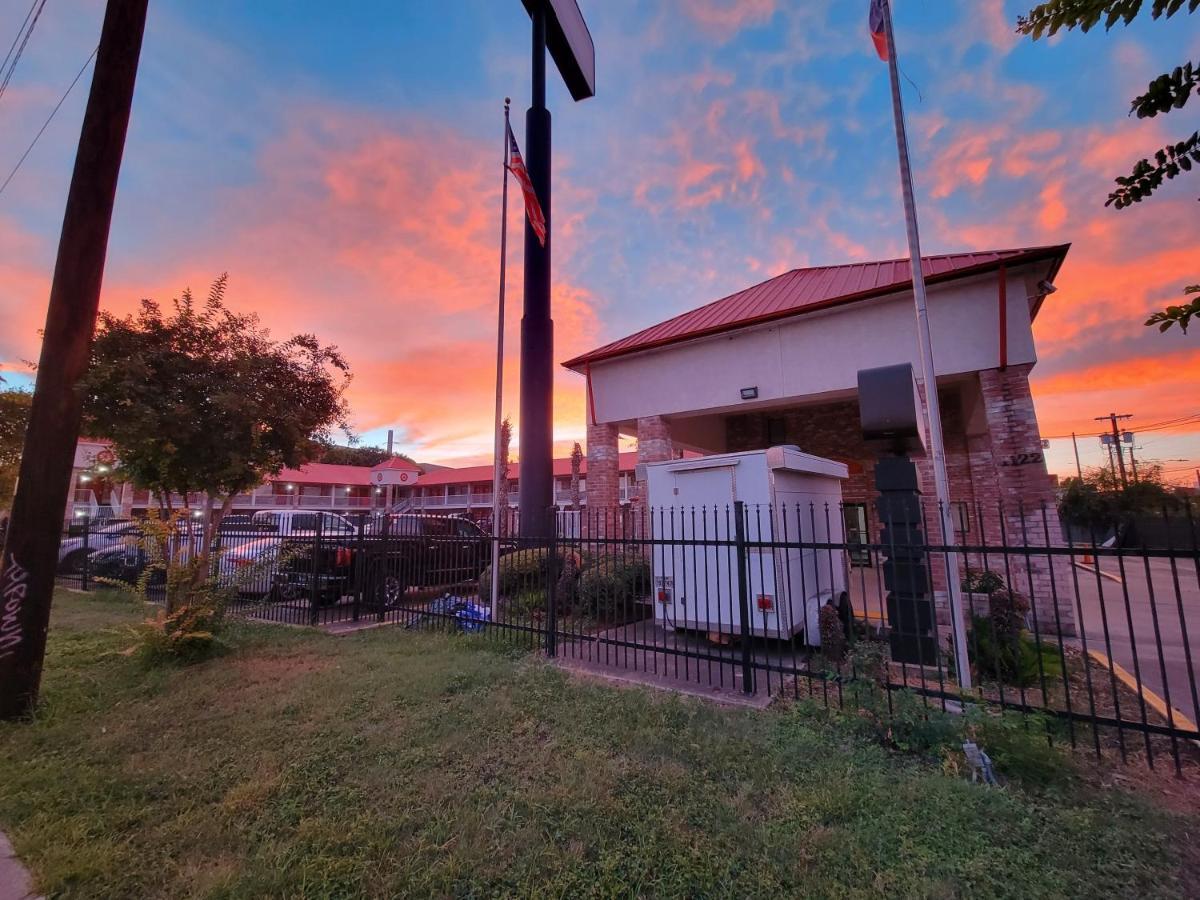 Econo Lodge Inn & Suites Downtown San Antonio Riverwalk Area Exterior photo